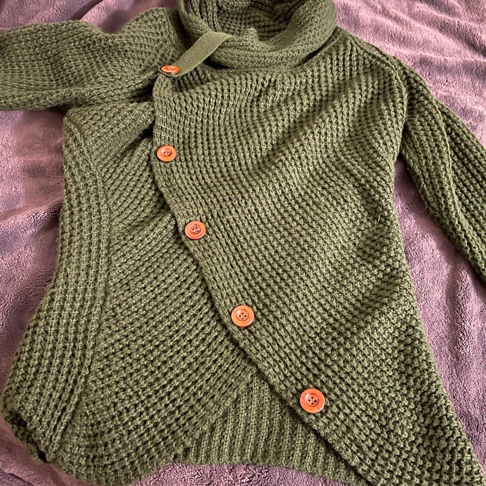 Warm green, knitted sweater!